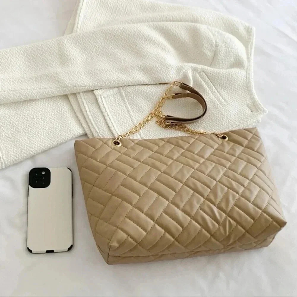 HP! 🎉 Khaki Quilt Pattern Gold Chain Purse - Picture 6 of 7